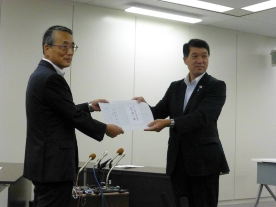画像:田中委員長に要請活動を行う泉田委員長(新潟県知事)